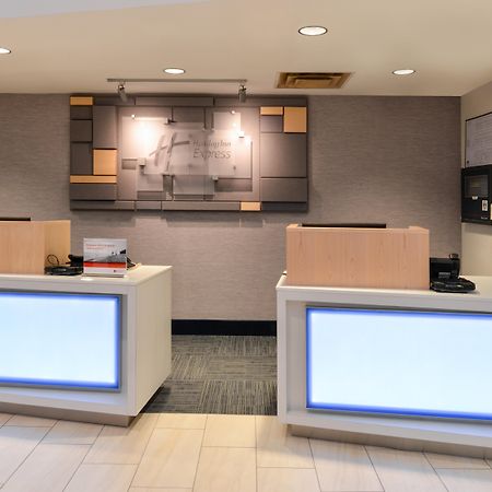 Holiday Inn Express & Suites Raleigh Ne - Medical Ctr Area By Ihg Exterior photo