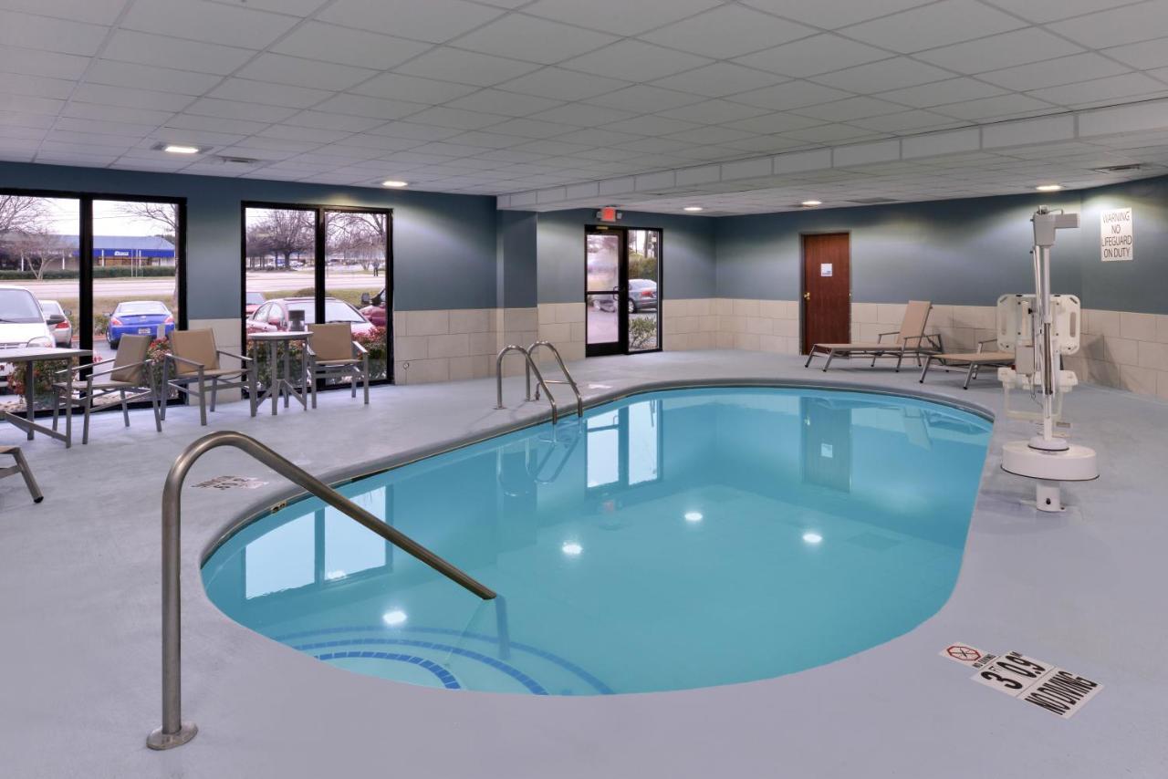 Holiday Inn Express & Suites Raleigh Ne - Medical Ctr Area By Ihg Exterior photo
