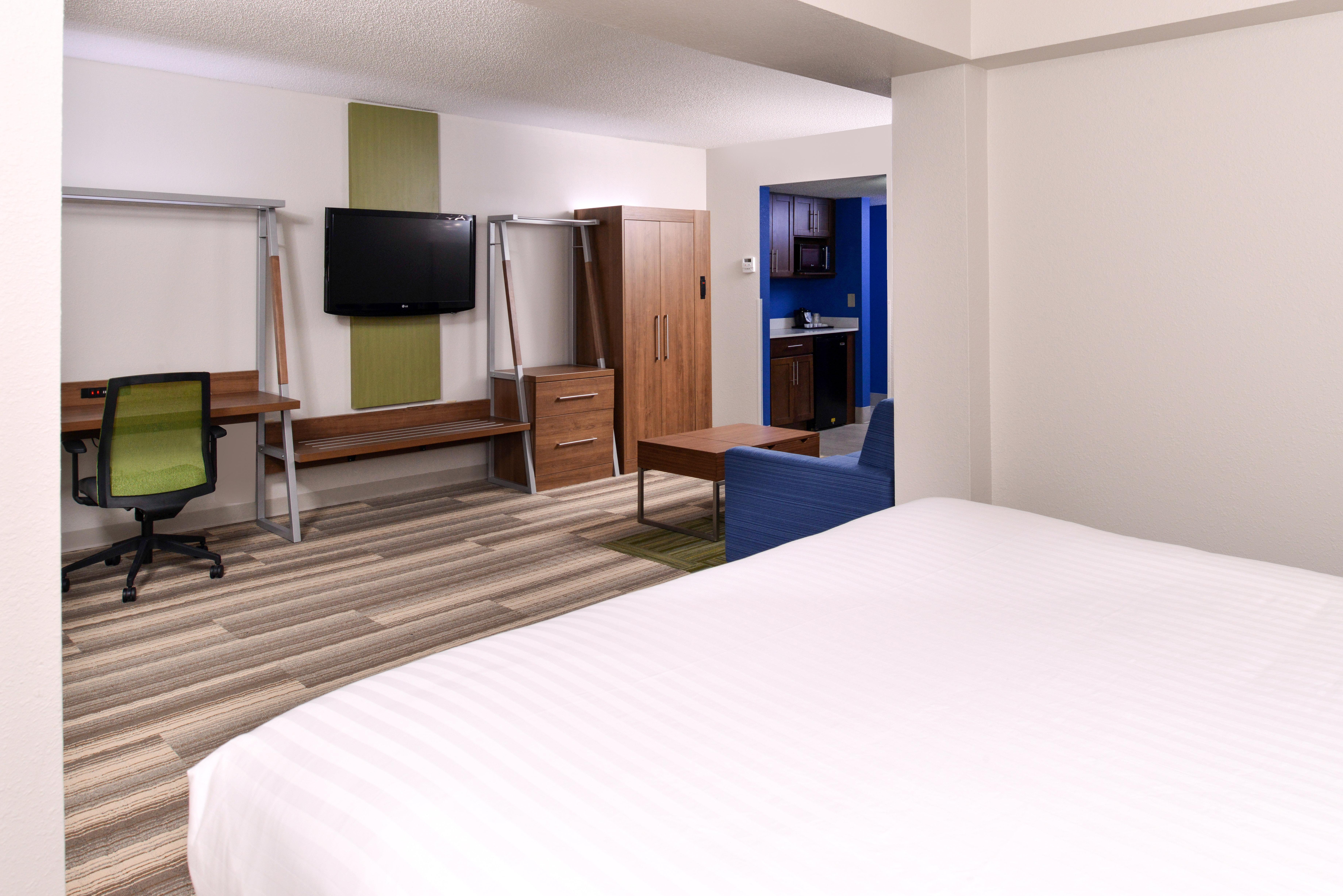 Holiday Inn Express & Suites Raleigh Ne - Medical Ctr Area By Ihg Exterior photo