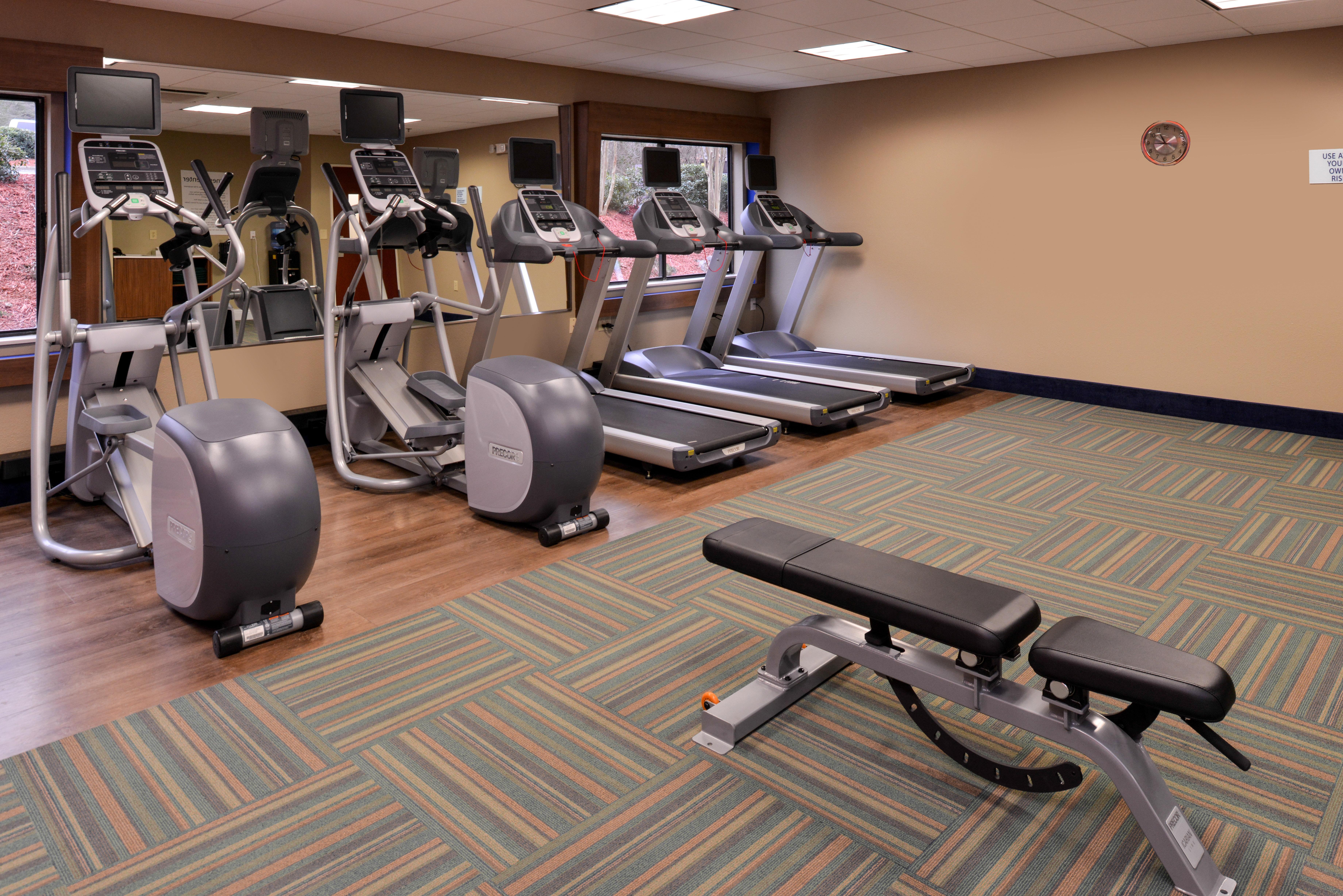 Holiday Inn Express & Suites Raleigh Ne - Medical Ctr Area By Ihg Exterior photo