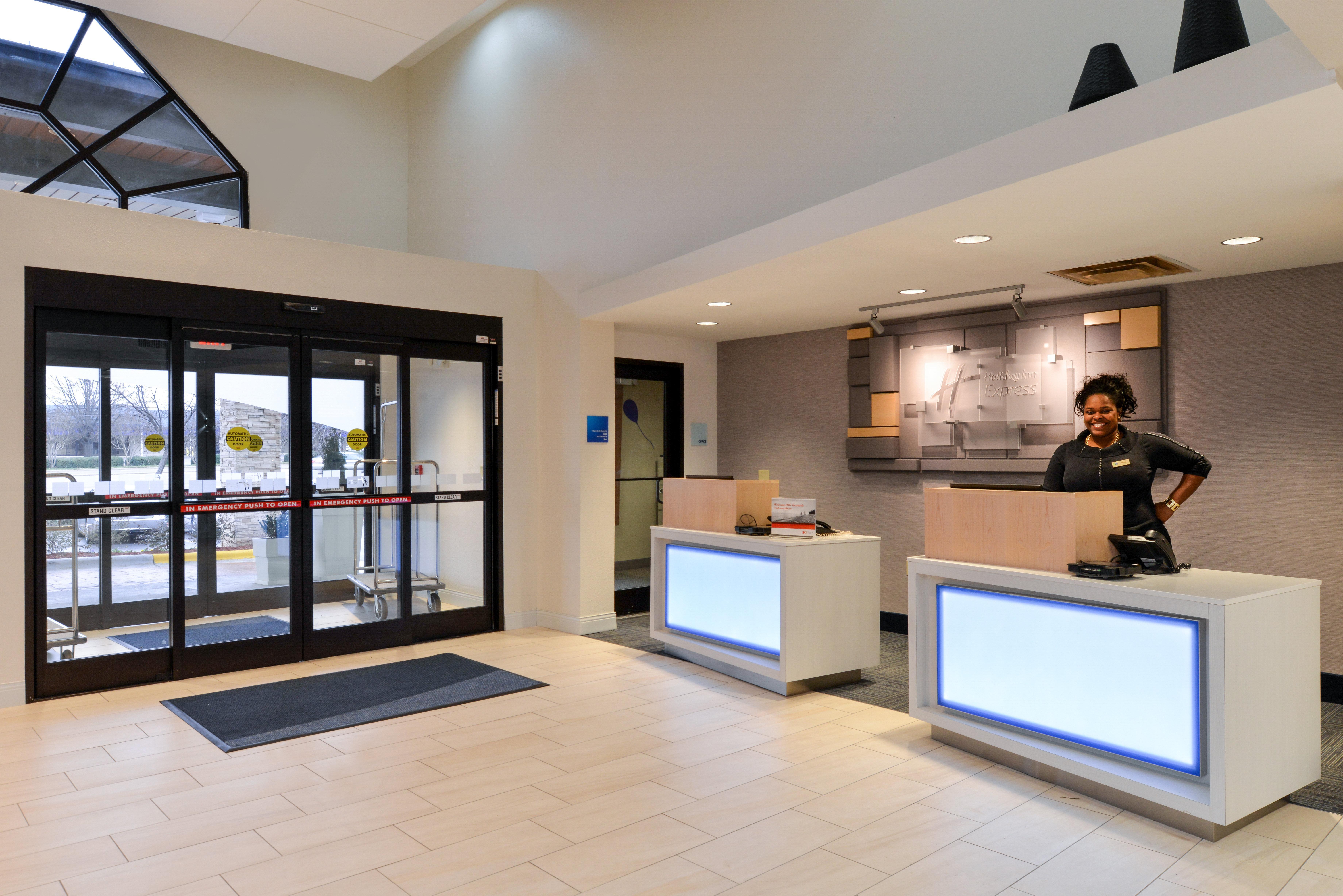 Holiday Inn Express & Suites Raleigh Ne - Medical Ctr Area By Ihg Exterior photo