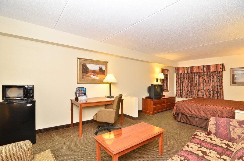 Holiday Inn Express & Suites Raleigh Ne - Medical Ctr Area By Ihg Room photo