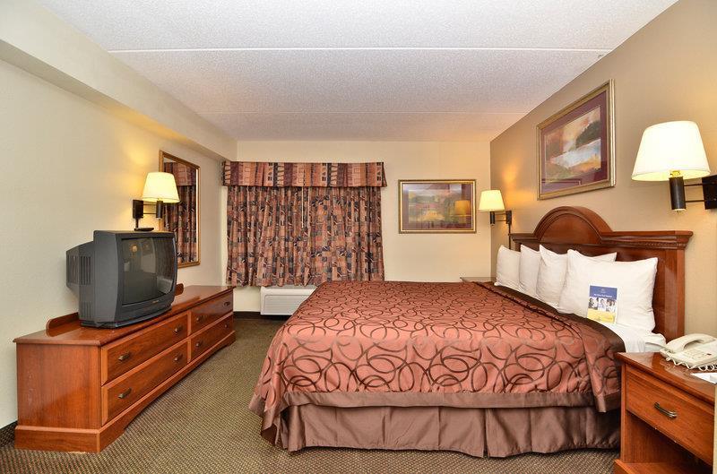 Holiday Inn Express & Suites Raleigh Ne - Medical Ctr Area By Ihg Room photo